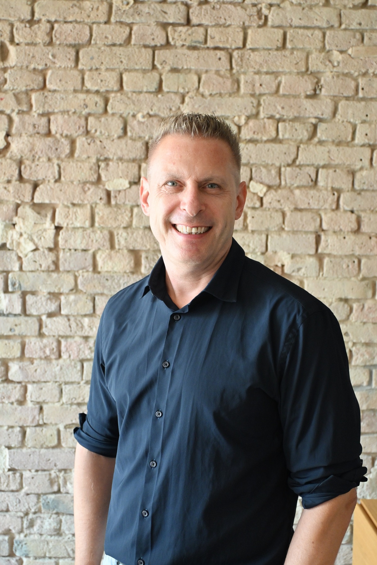 Portrait von Bernd Mrohs im dunkelblauen Hemd